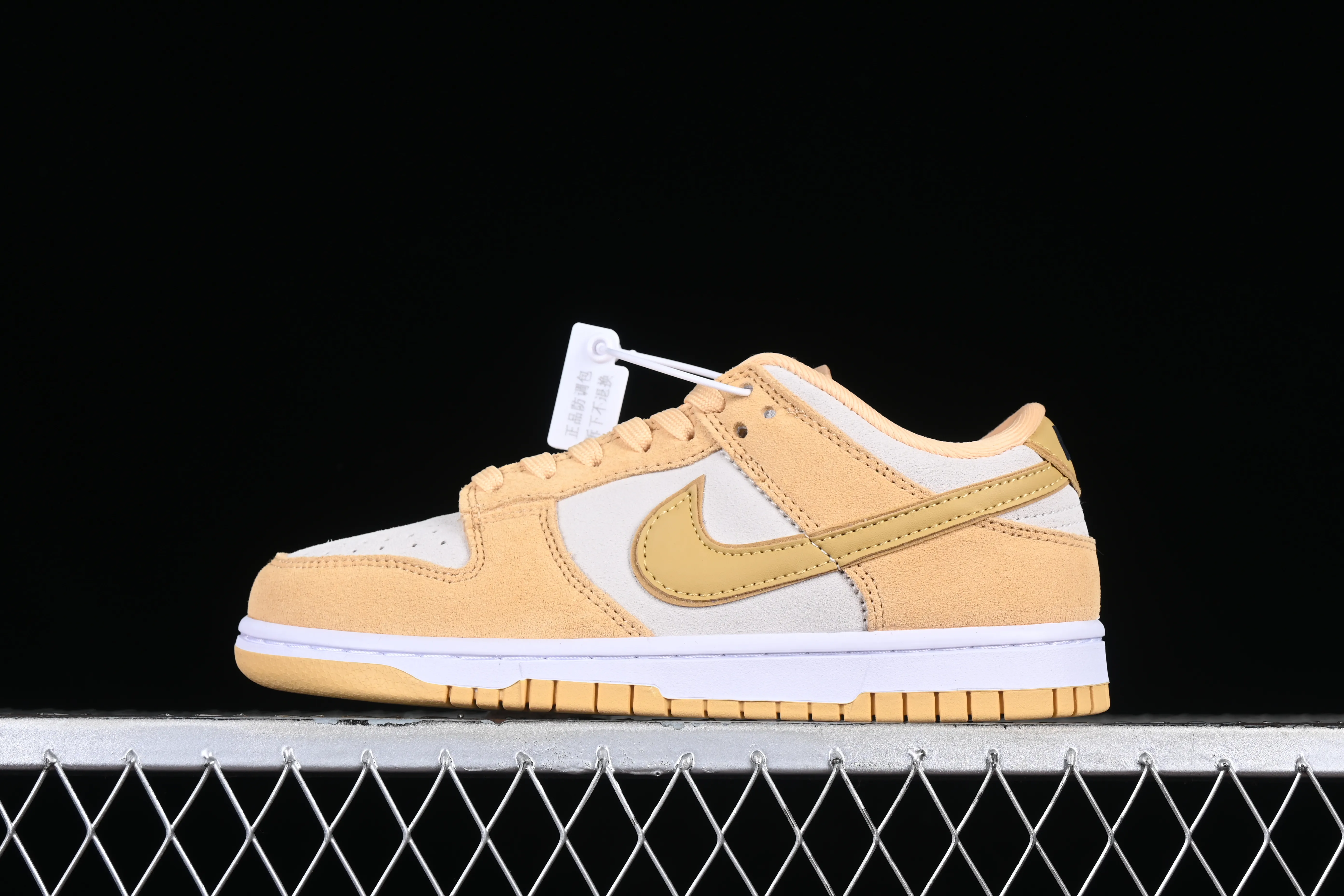 All Categories Nk SB Dunk Series Nk SB Dunk Low Low-top sneakers Cost-effective version Nk Dunk Low "Gold Suede" Cheese Pudding Ice Cream Yellow White SB Low-top casual sports skateboard shoes DV7411-200